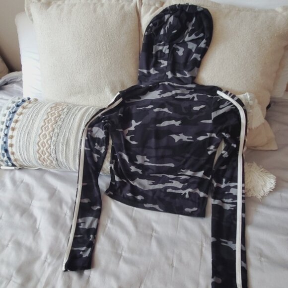 SWS/ACTIVE Cropped Camo Hoodie Pullover Size S (smaller fit) - Picture 9 of 10